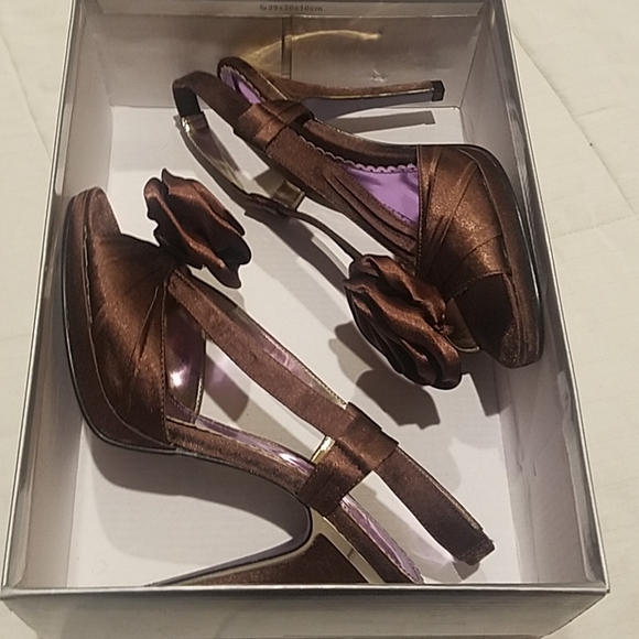 🥀NWT Fabulous satin shoes - Picture 5 of 8
